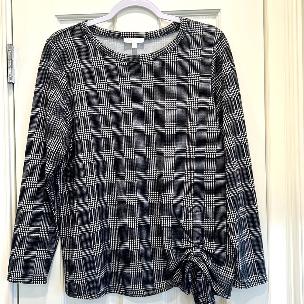 Jillian N NWT Black and White Plaid Lightweight Knit Top sz.LP NWT